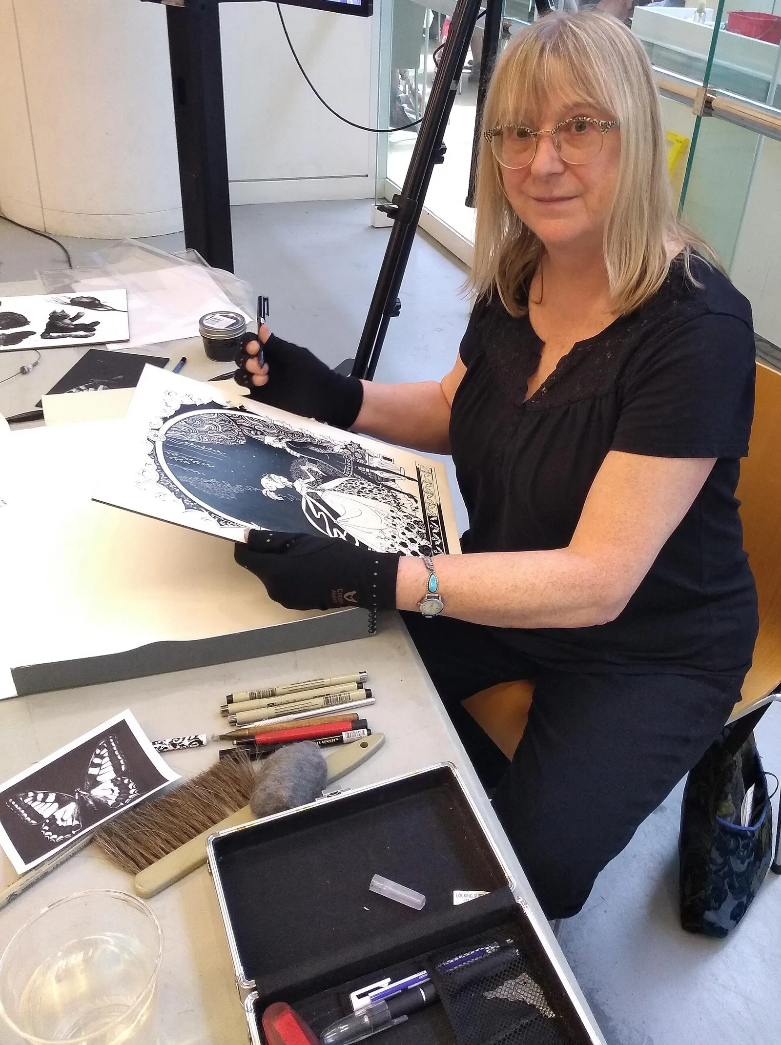 Illustratör arbetar med bokillustration, arkivbild
