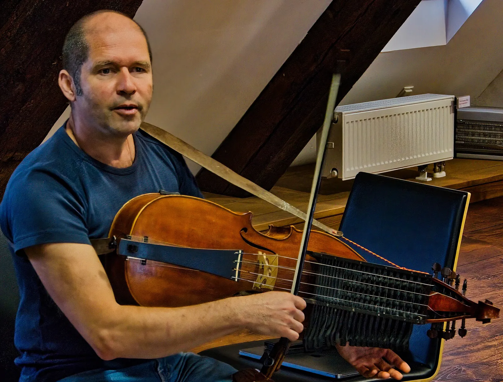 En nyckelharpa spelas med stråke