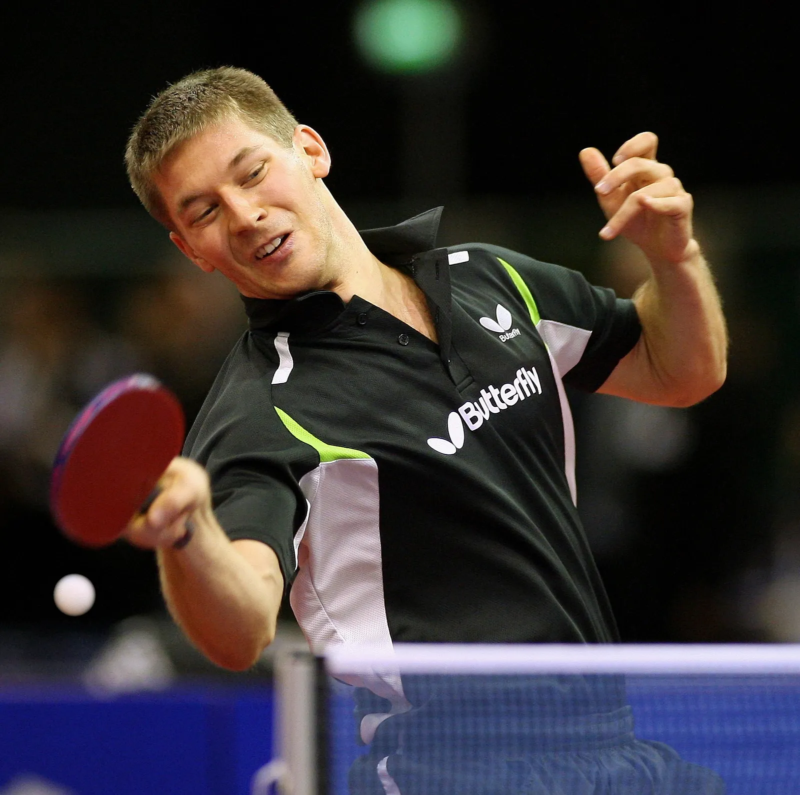 En bordtennisspelare i aktion vid bordet
