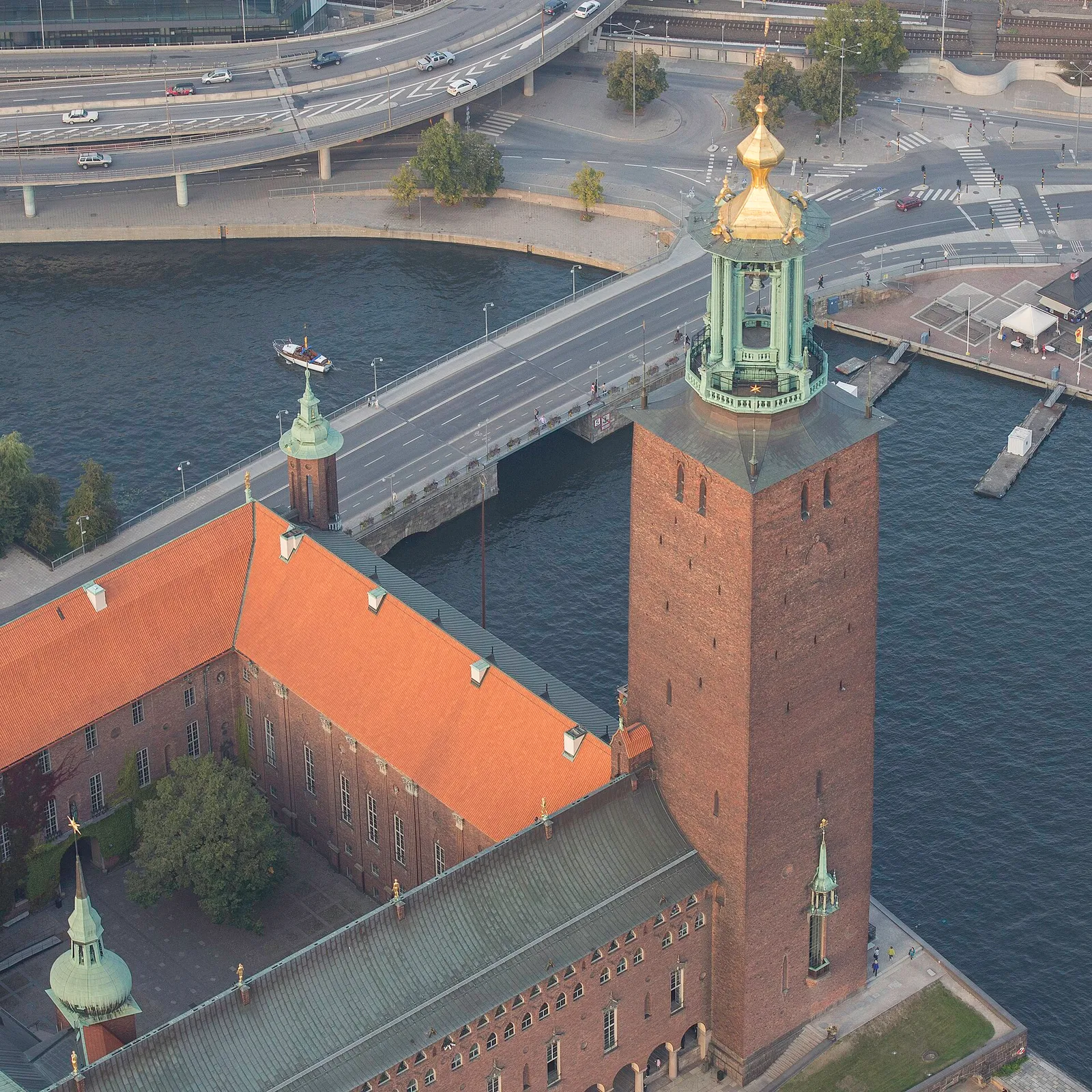 Stockholms stadshus sett från vattnet