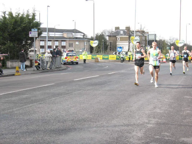 Manliga löpare under ett maratonlopp