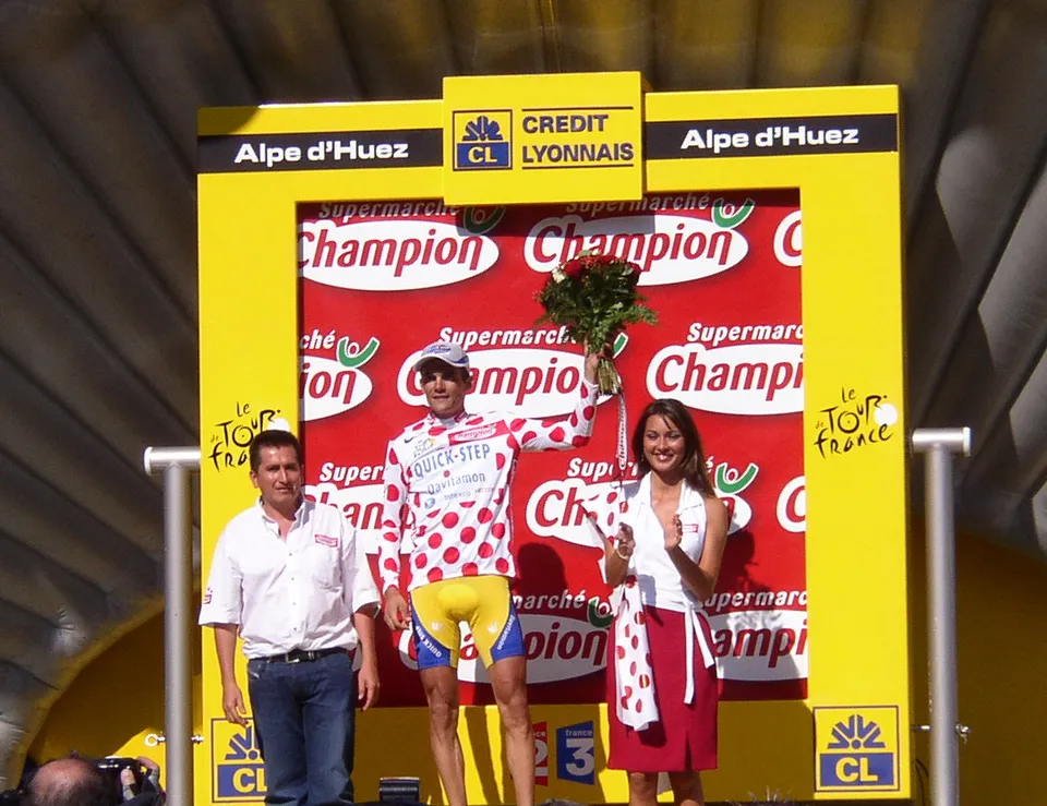 Cykling uppför Alpe d'Huez under Tour de France (arkivbild)
