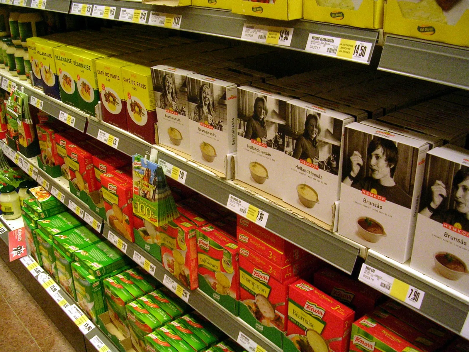 Varor på hyllan i en svensk livsmedelsbutik