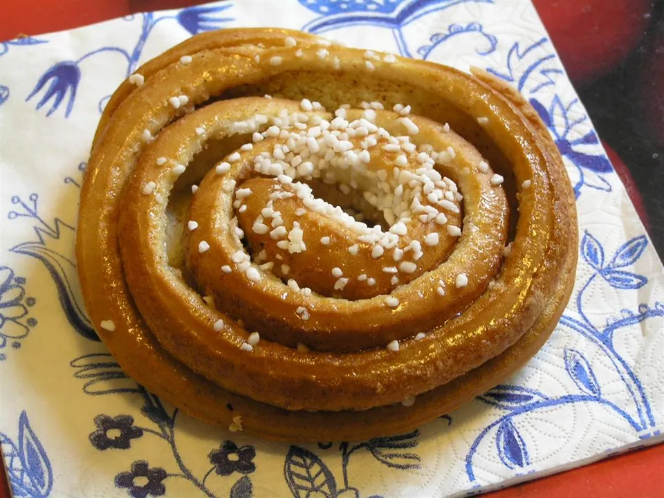 En klassisk svensk kanelbulle med pärlsocker