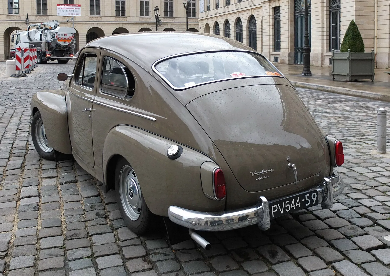 En Volvo PV544 – den första bilen med trepunktsbälte som standard
