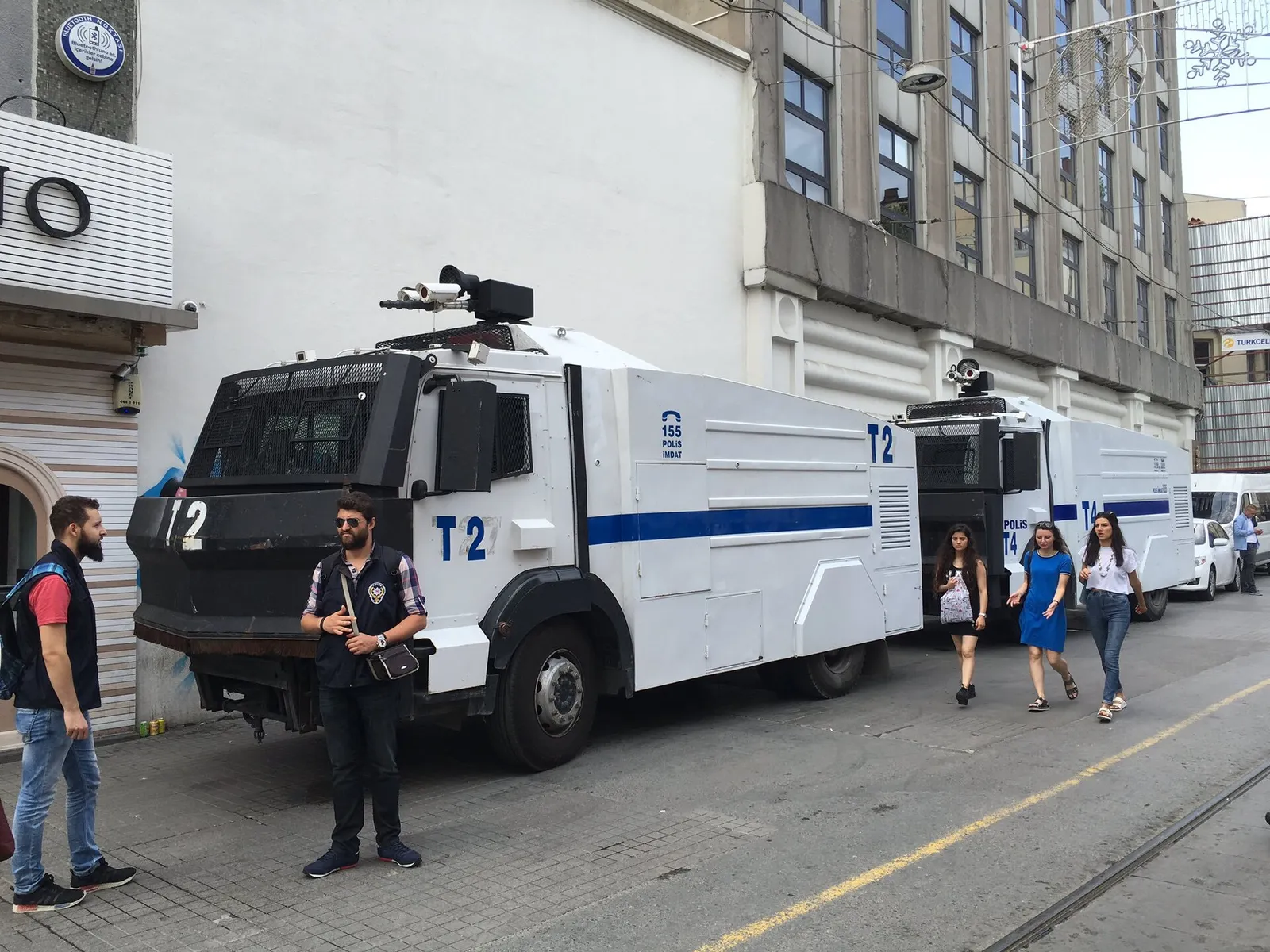 Kravallpolis uppställd för att stoppa Pridedemonstrationer i Istanbul 2016