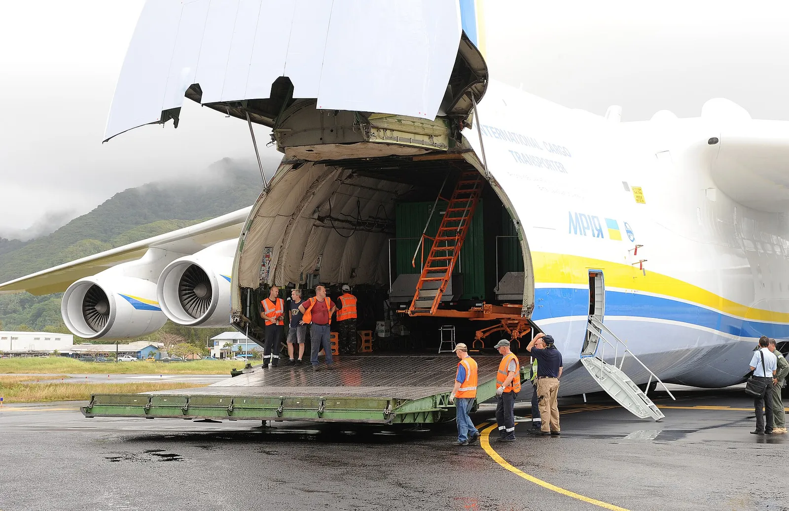 Ett Antonov-fraktplan lastas ur