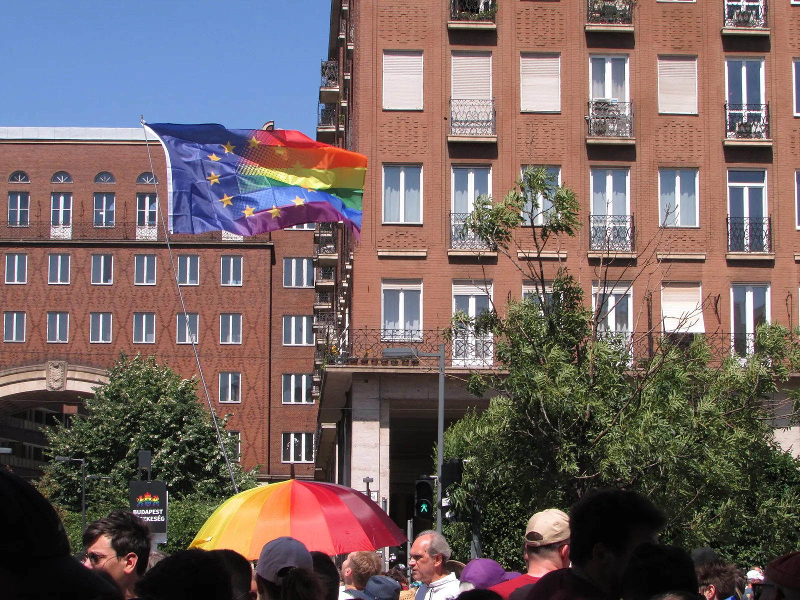 EU- och regnbågsflaggor vid Budapest Pride