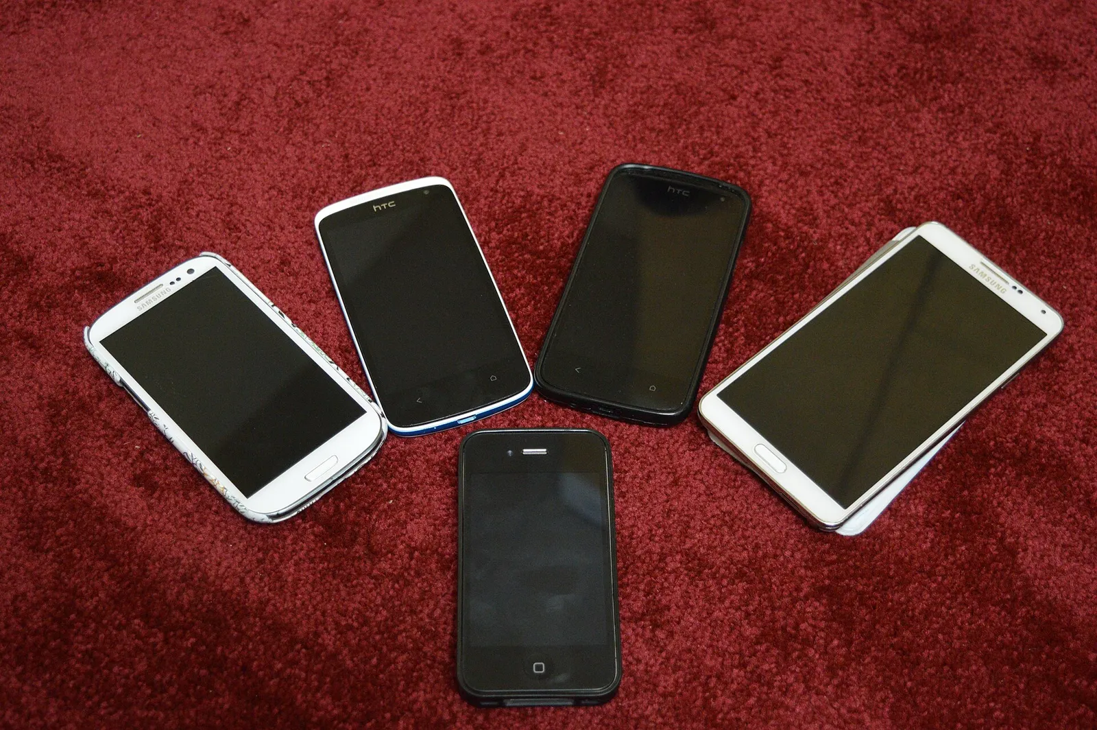 Arkivbild: fem smarttelefoner