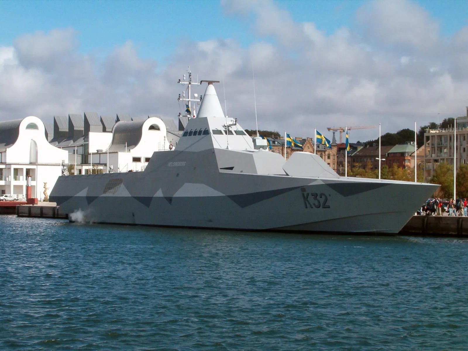 Den svenska korvetten HMS Helsingborg av Visby-klass till sjöss