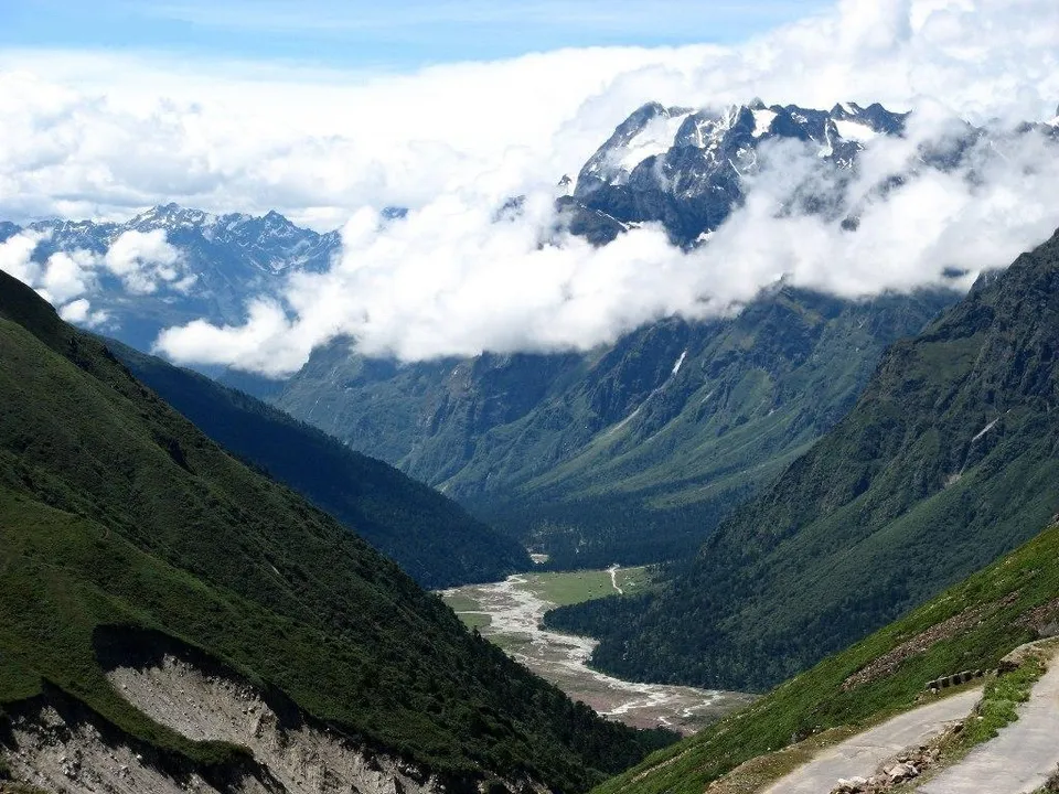 Bergslandskap i Sikkim i norra Indien (arkivbild)