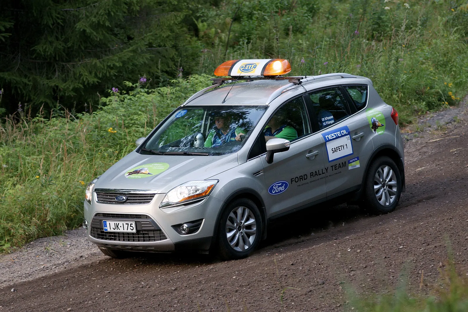 En bil på en grusetapp under ett rally