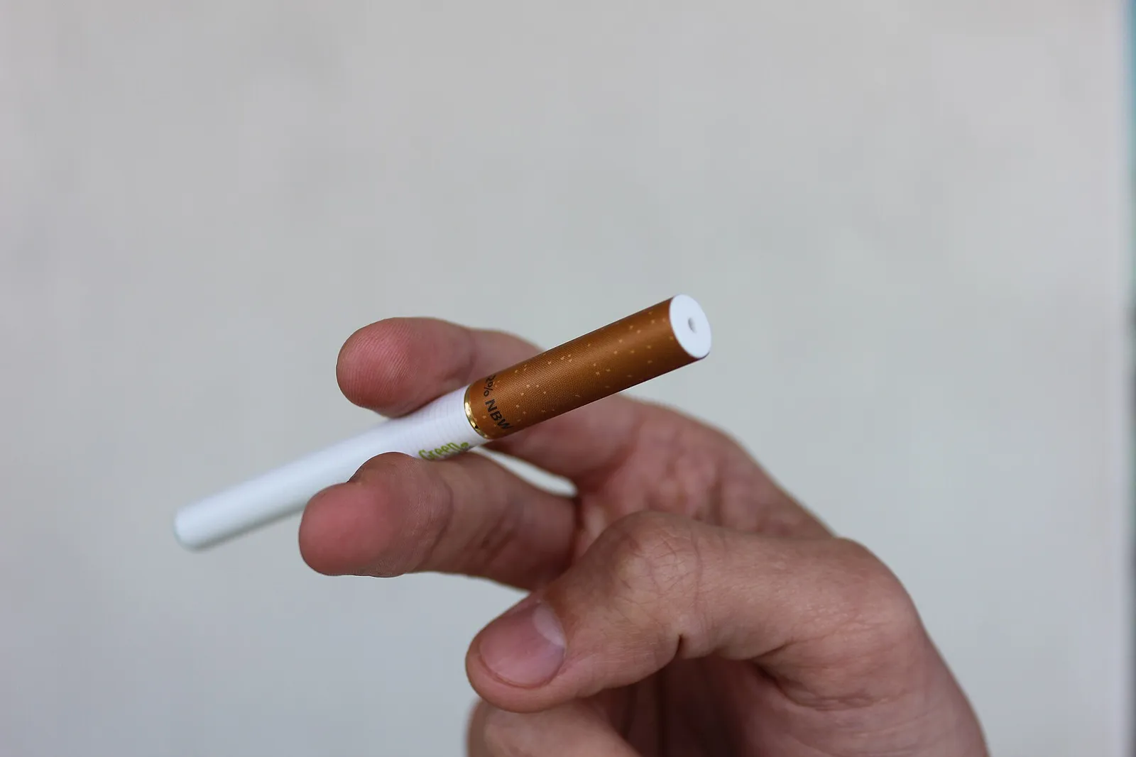 Hand som håller en e-cigarett