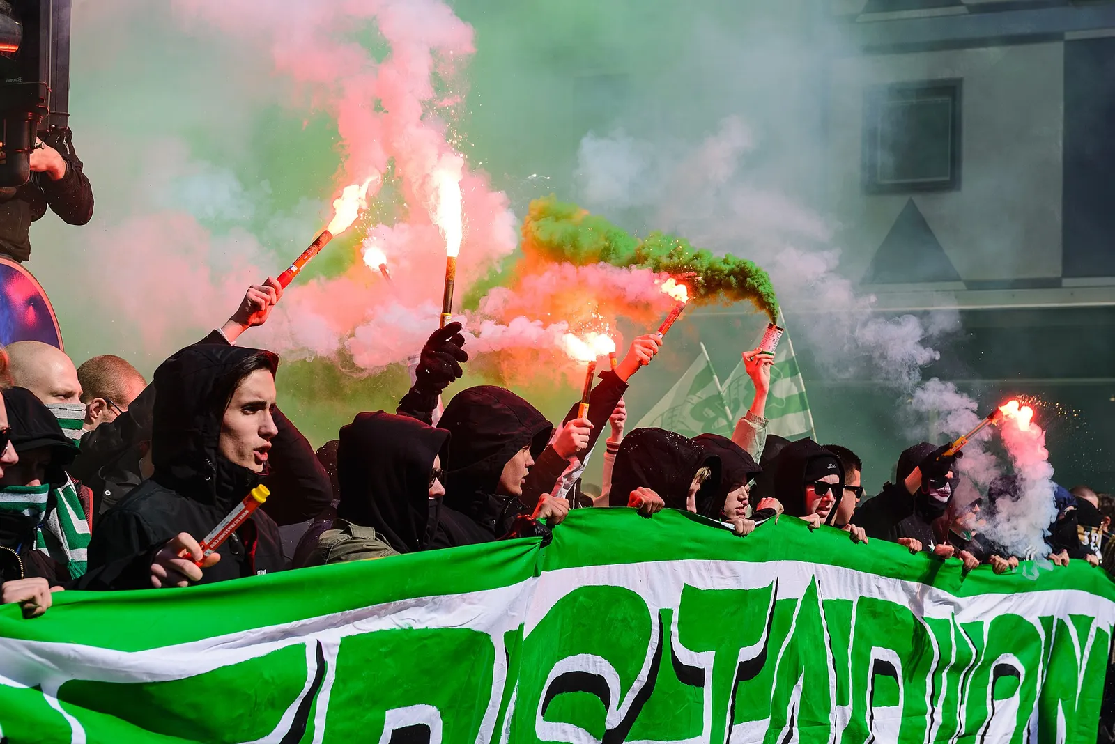 Hammarbysupportrar i en supportermarsch