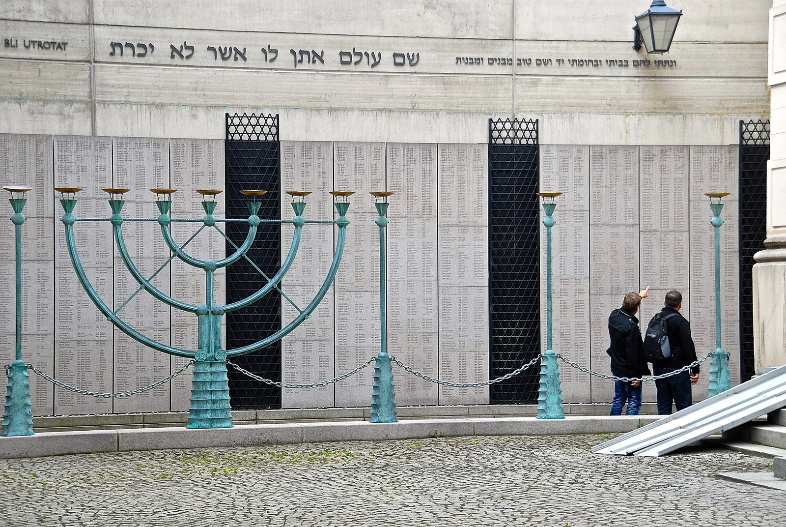 Arkivbild: minnesmuren vid Stora synagogan i Stockholm