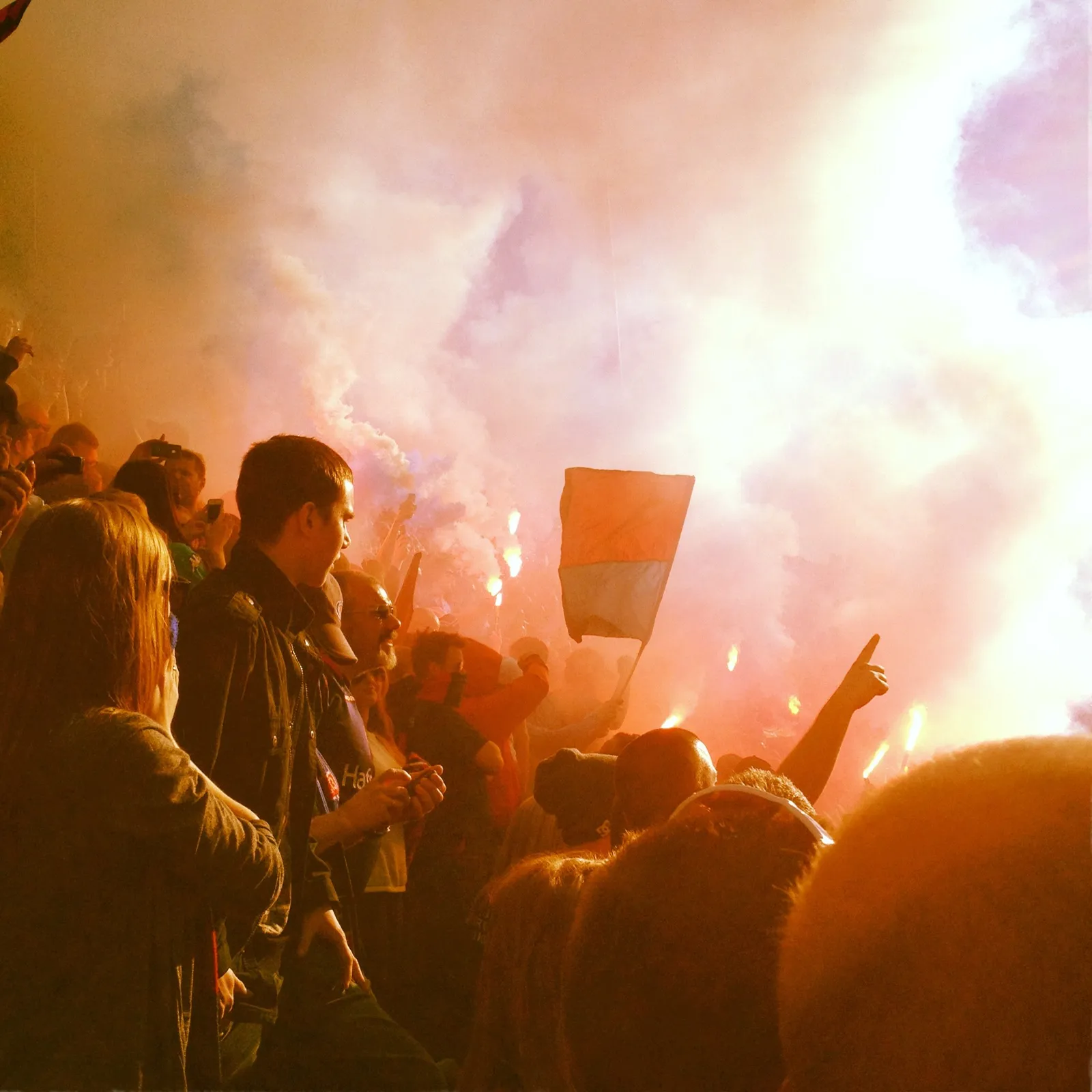 Norska fotbollssupportrar med flaggor