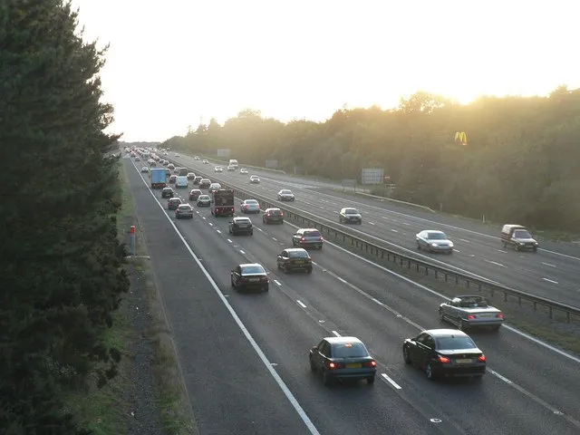 Bilköer på en motorväg