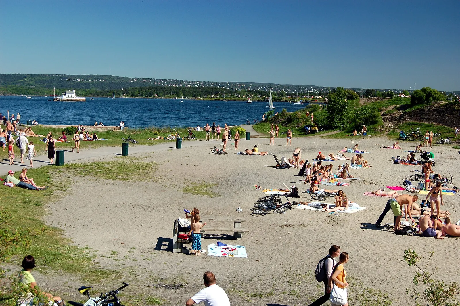Människor på en badstrand en solig sommardag