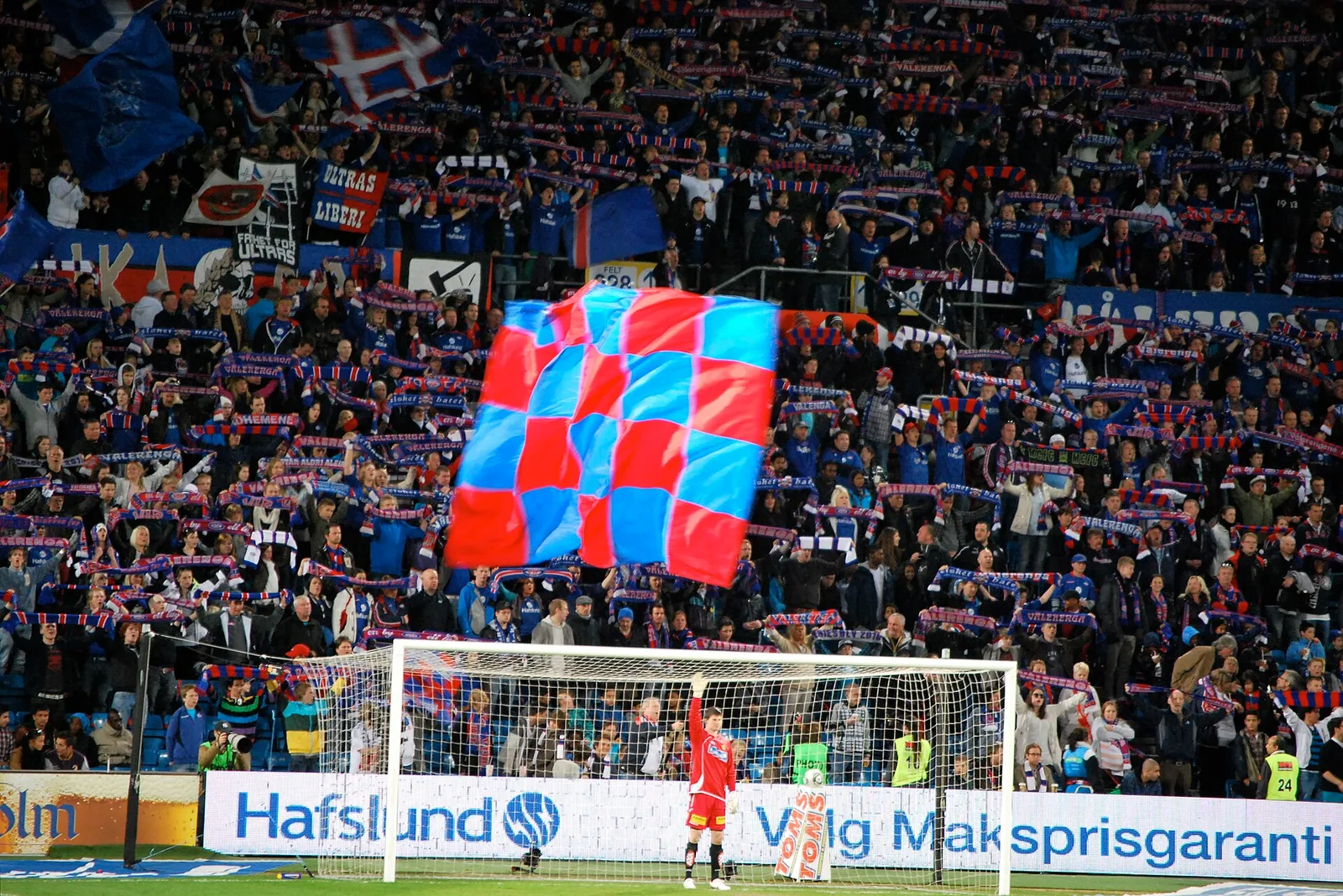 Fotbollssupportrar (arkivbild)