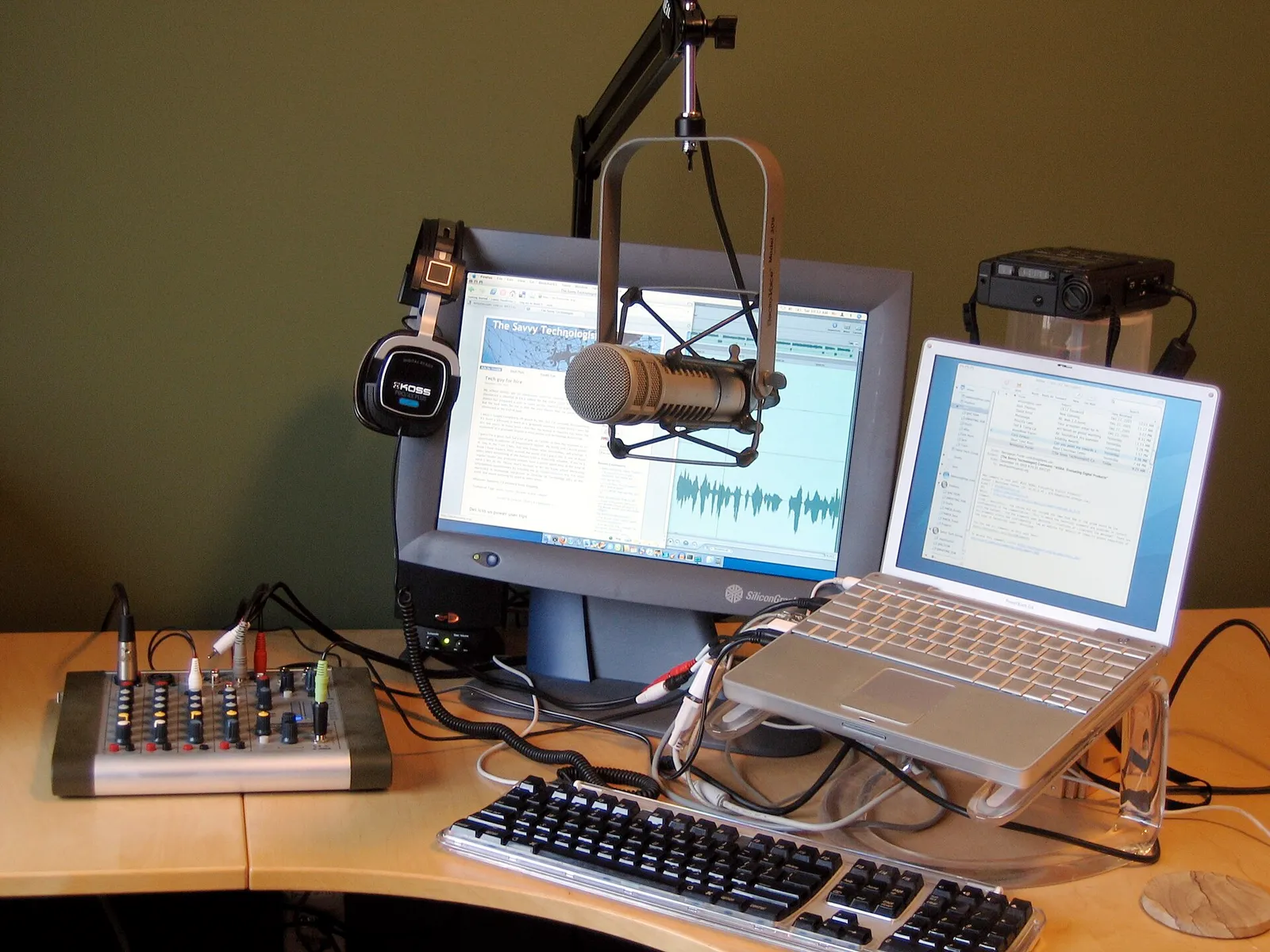 En poddstudio med mikrofoner