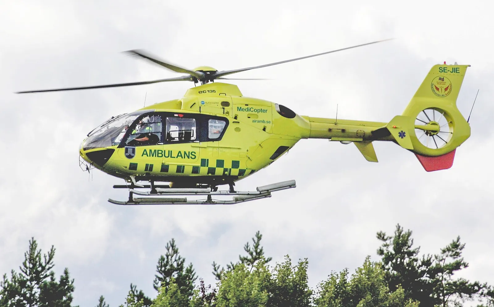 En svensk ambulanshelikopter, arkivbild