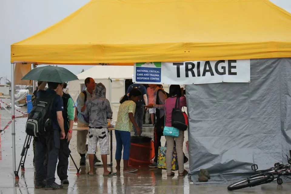 Gatuvy från staden Tacloban i centrala Filippinerna