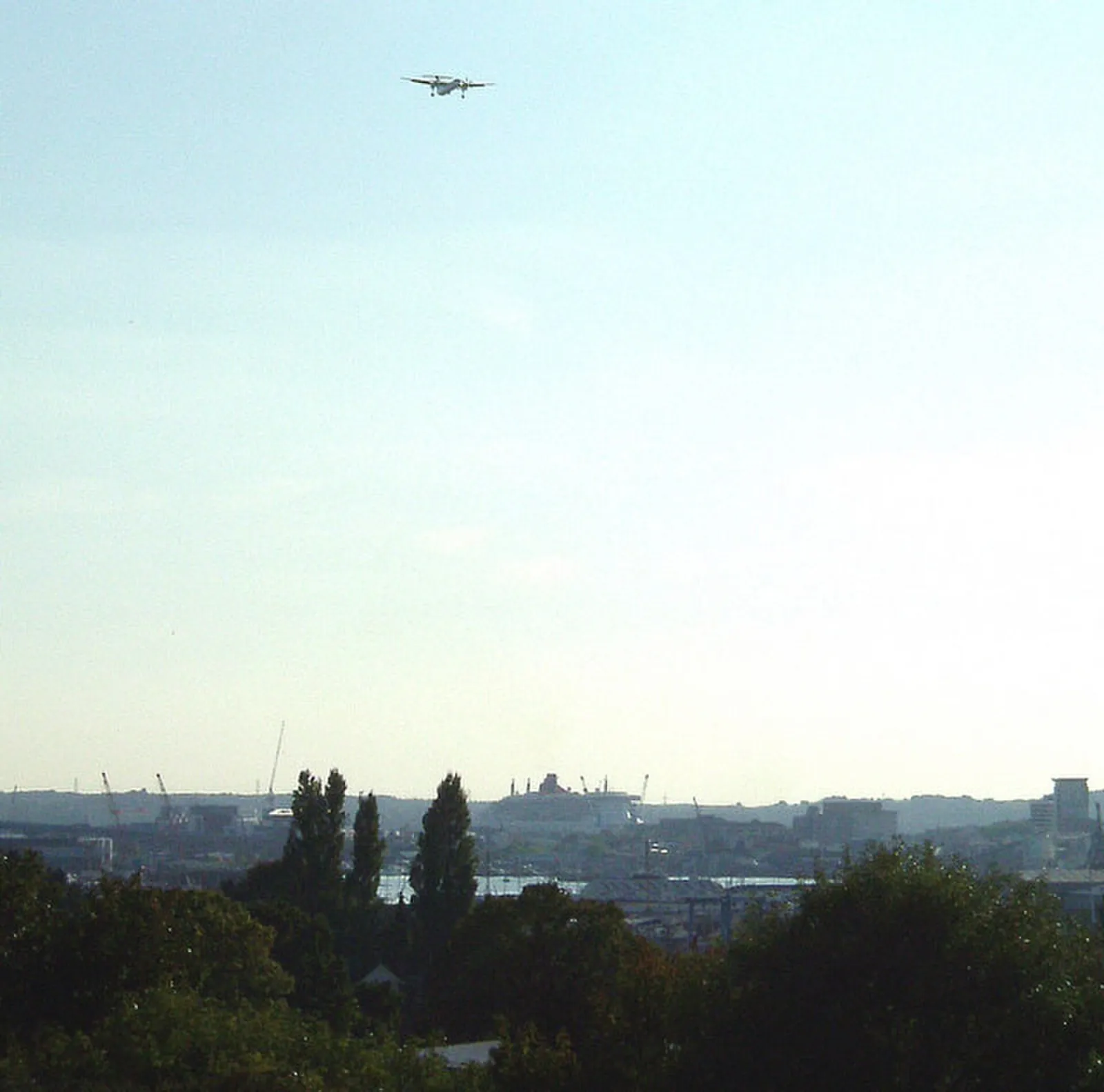 Flygplan i luften, arkivbild
