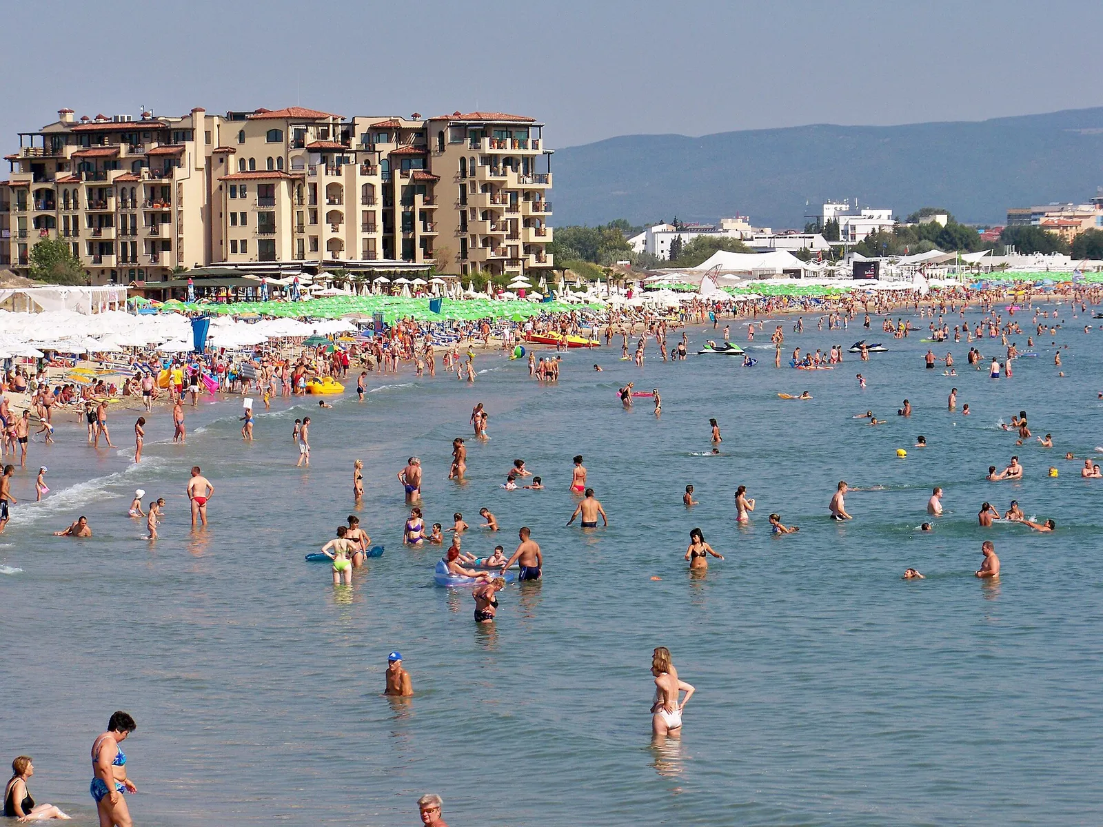 En solig strand (genrebild)