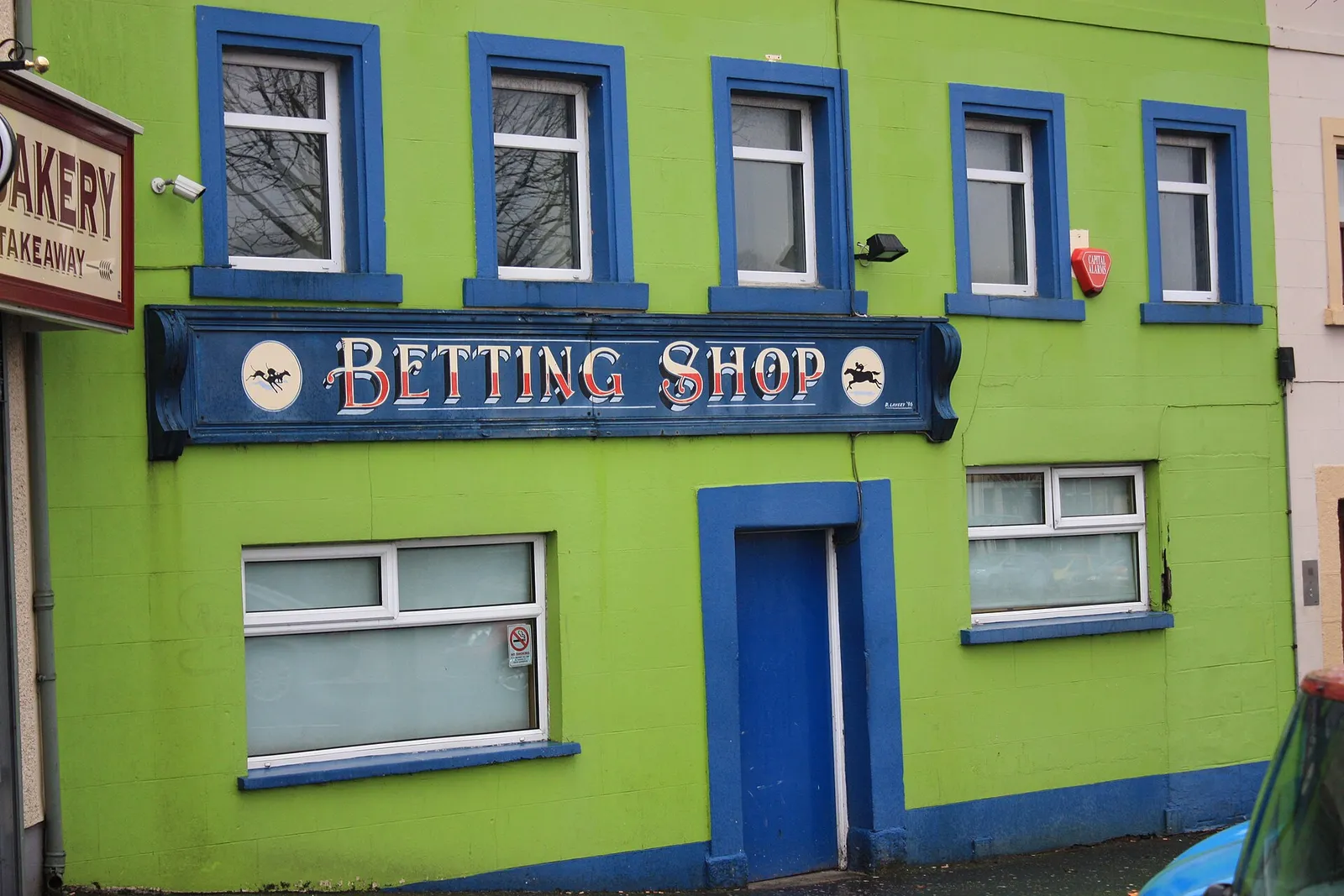 Spelbutik med odds i skyltfönstret