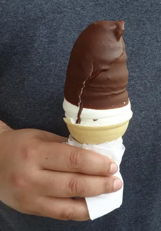 En chokladdoppad glasstrut (genrebild)