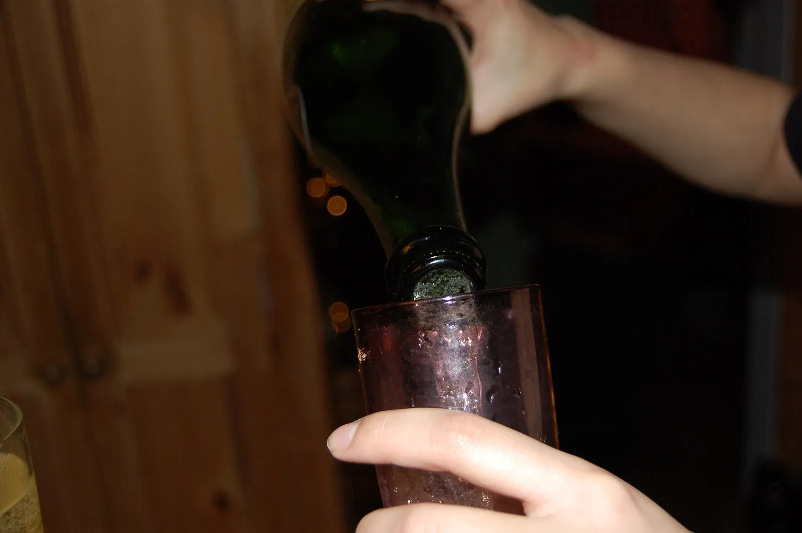 Mousserande vin hälls upp i ett glas