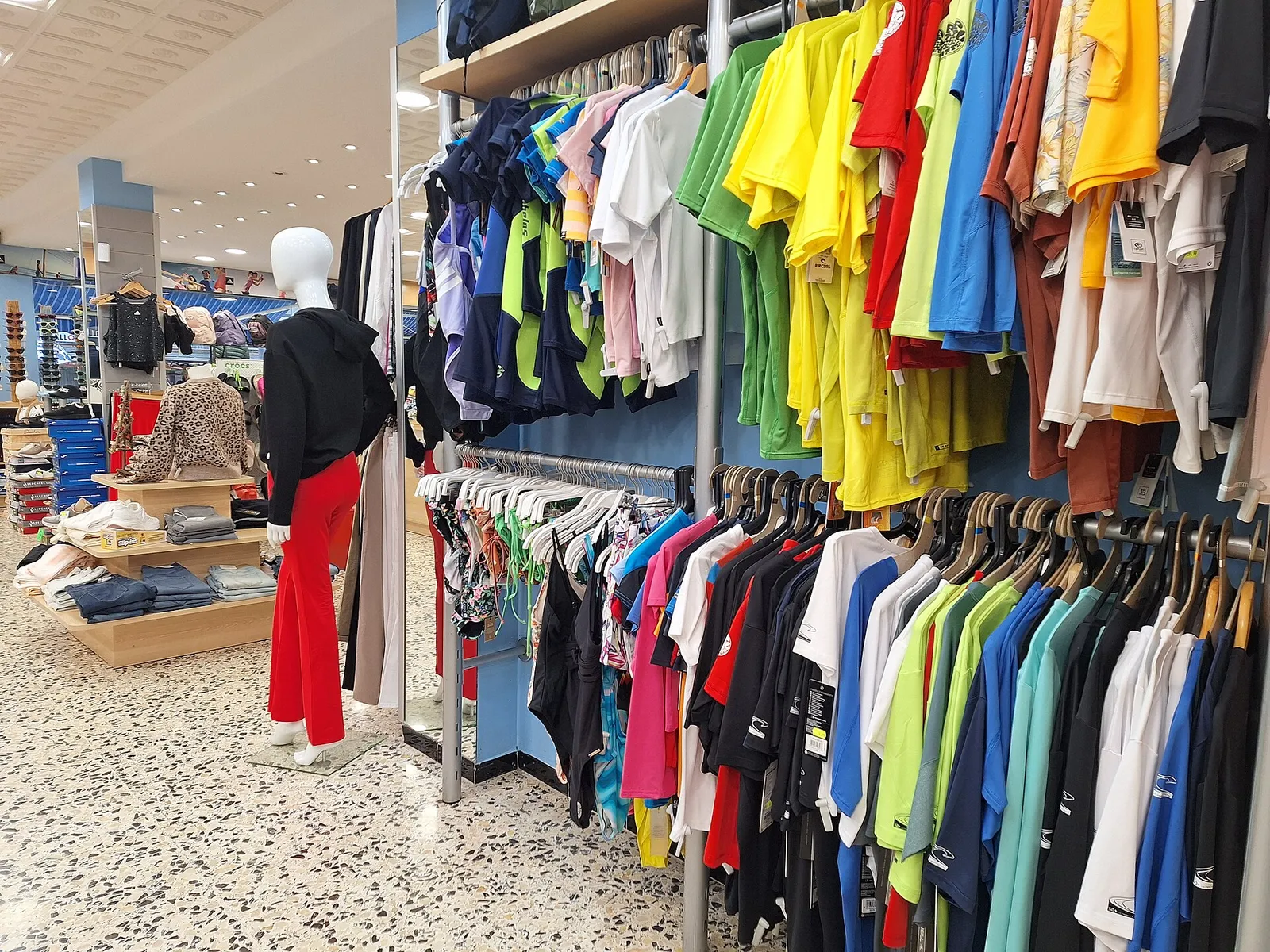 Kläder på hängare i en butik (genrebild)