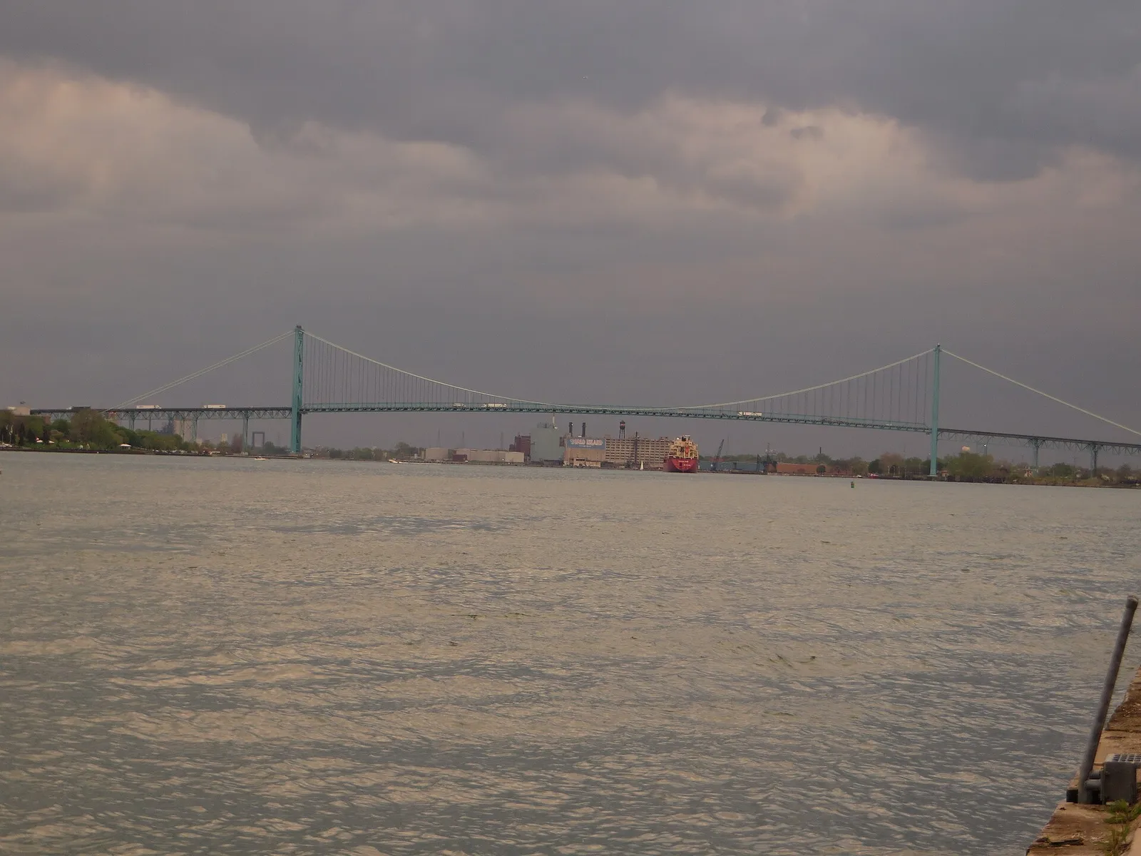 Ambassador Bridge mellan Detroit och Windsor, en av de största gränsövergångarna mellan USA och Kanada