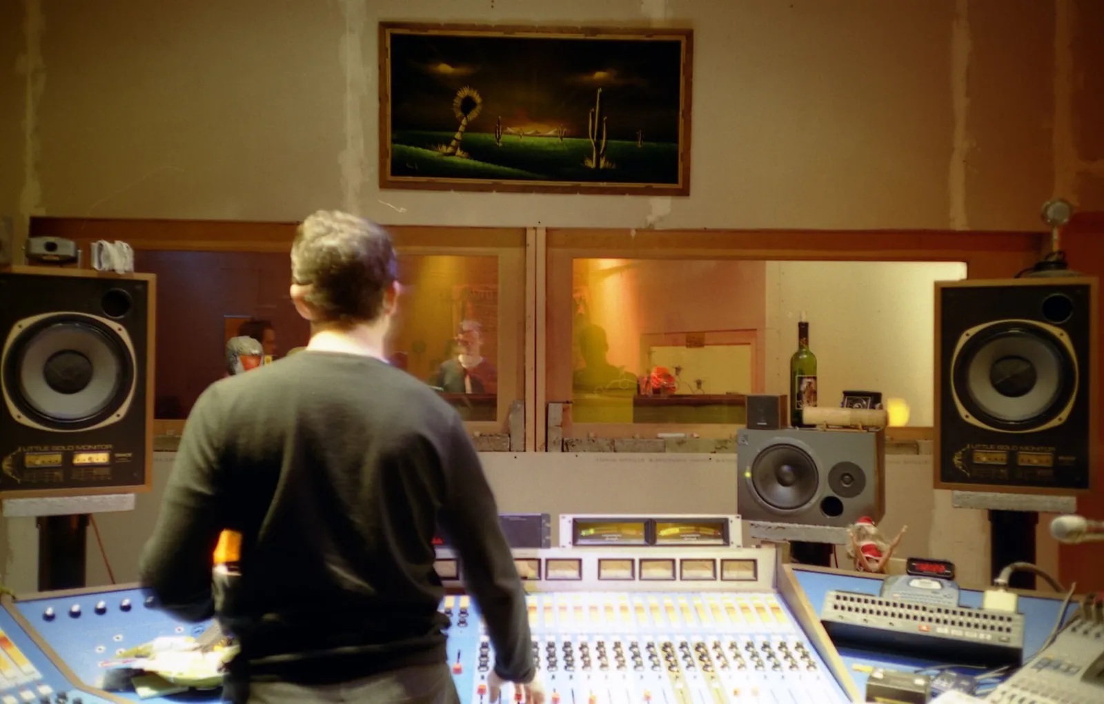 Ett mixerbord i en musikstudio