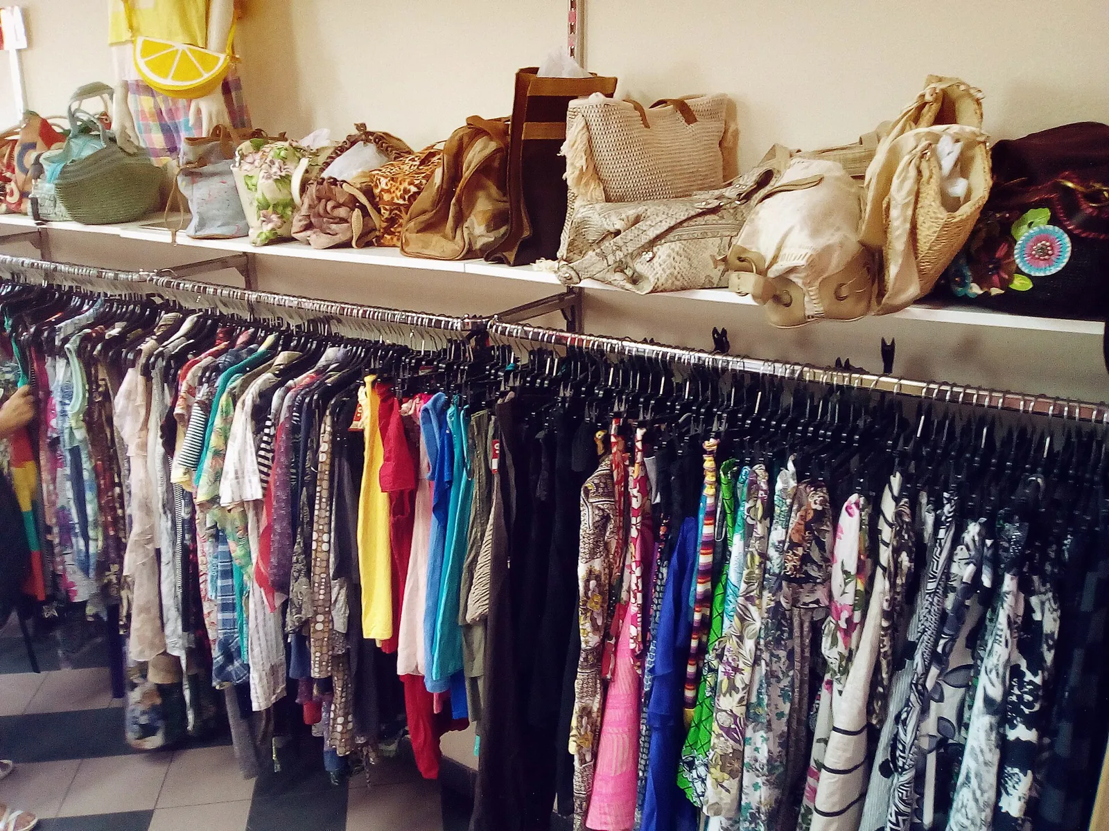Klädställ i en second hand-butik