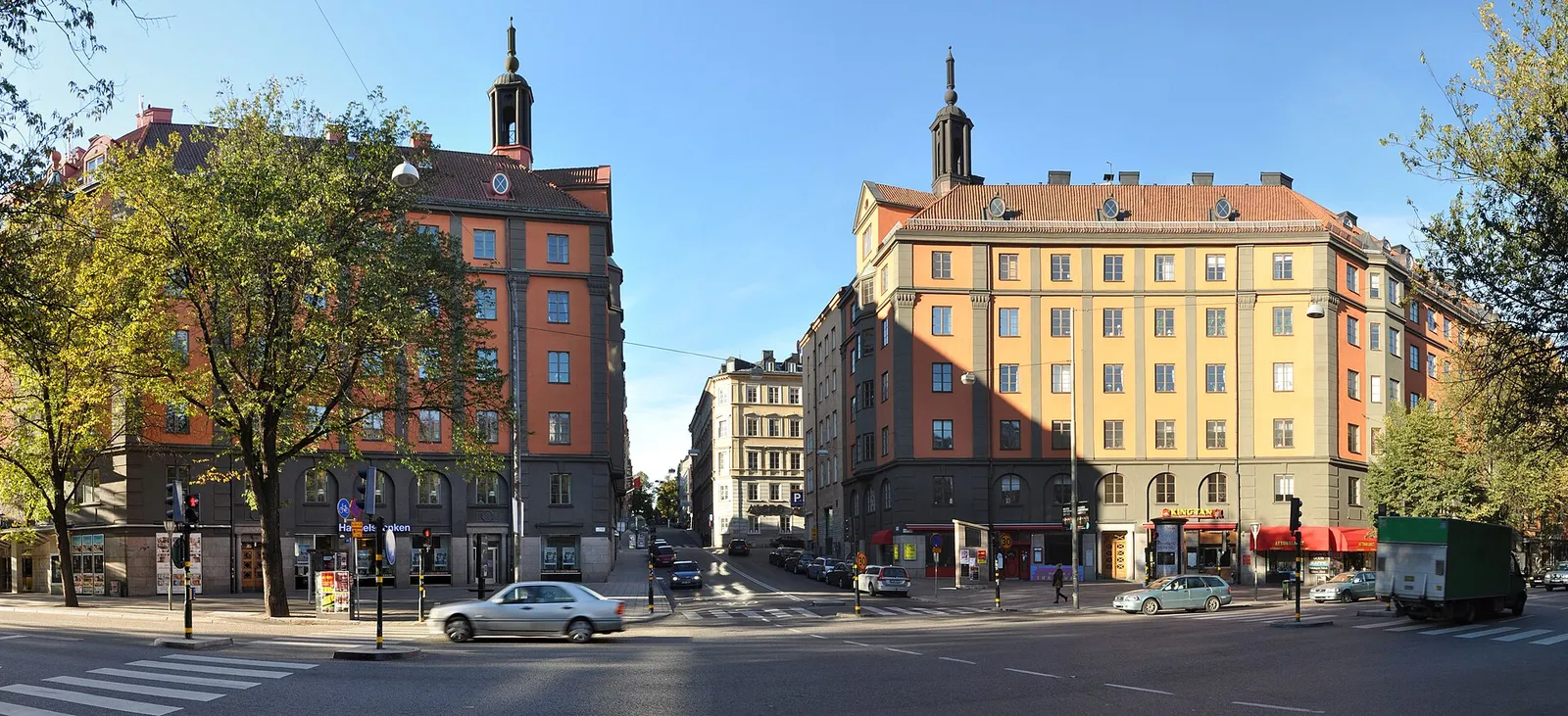 Bostadshus längs en gata i Stockholm