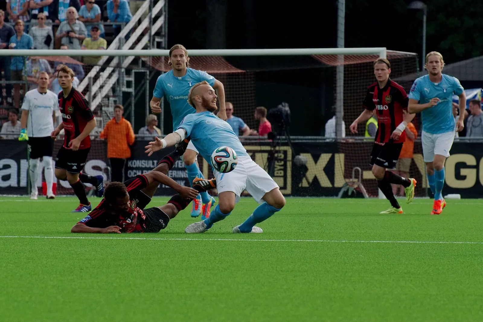 Jesper Karlström i spel under en match med Brommapojkarna 2014