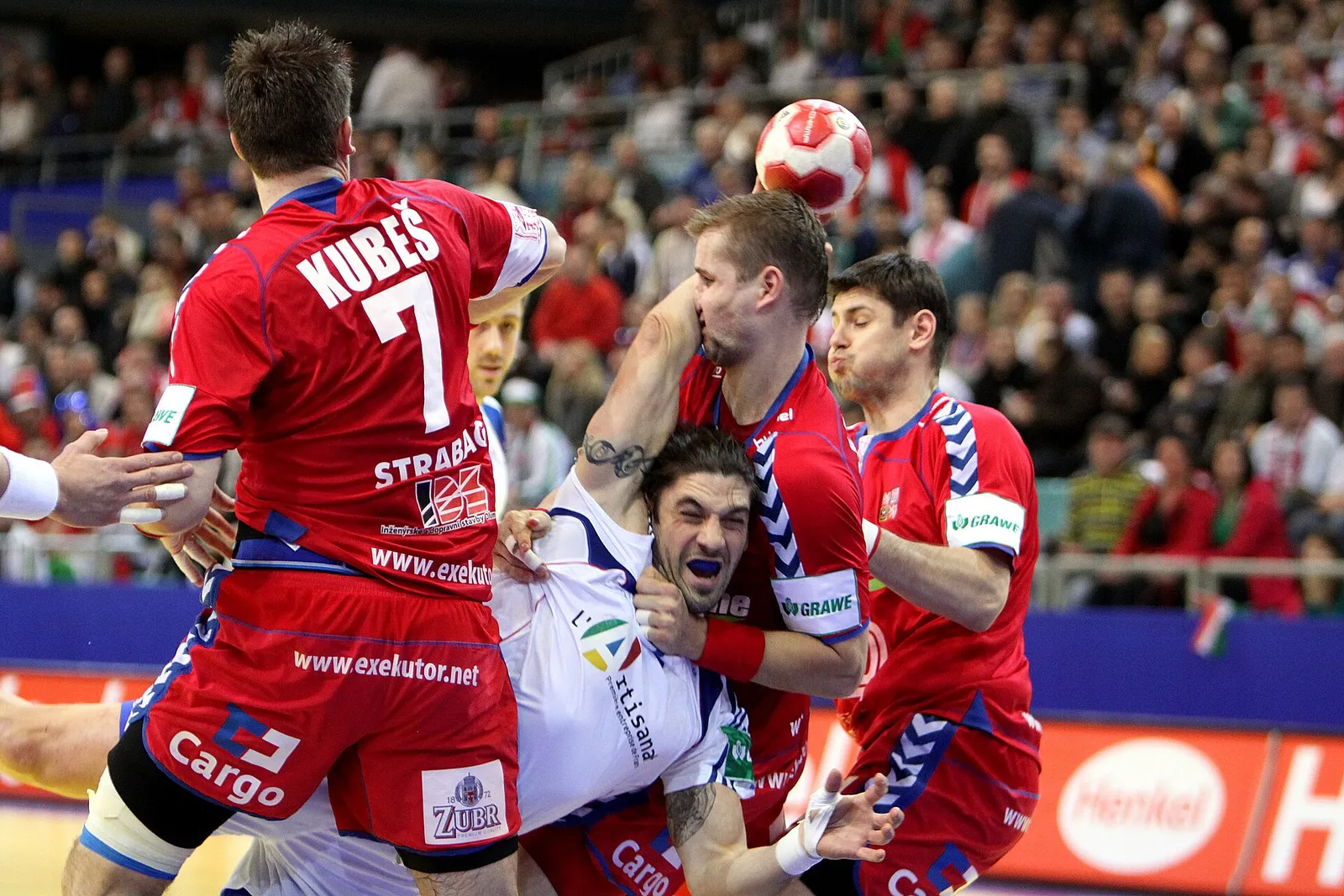 Handbollsmatch under ett europamästerskap (arkivbild)