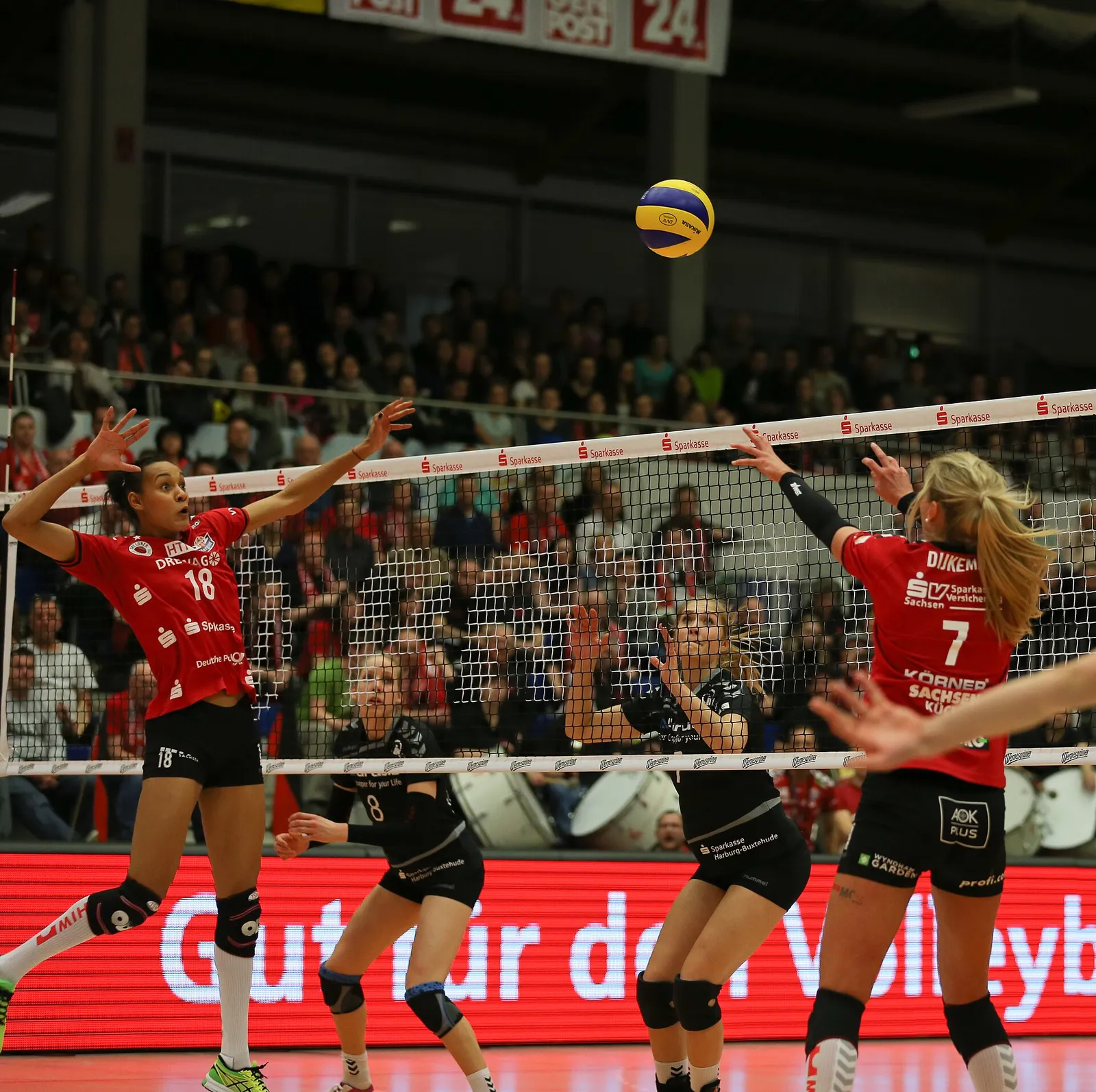 Arkivbild: volleybollmatch inomhus