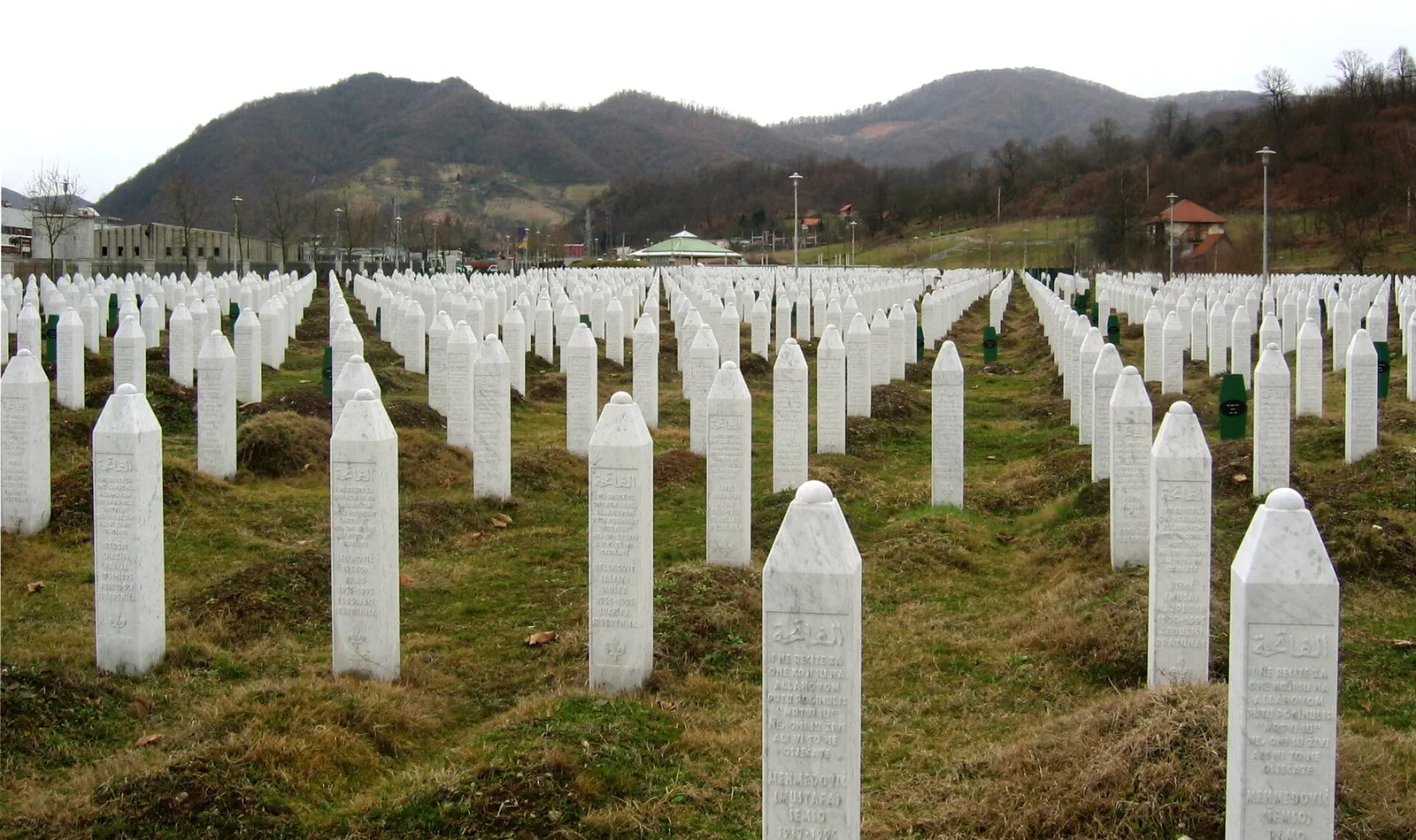 Arkivbild: gravstenar vid minnesplatsen i Potočari utanför Srebrenica.