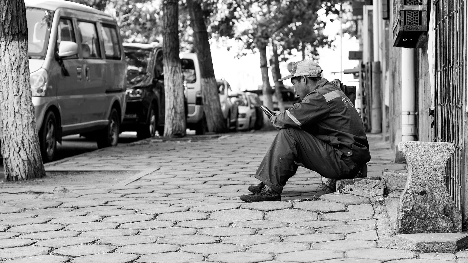 Ung person med mobiltelefon (arkivbild)