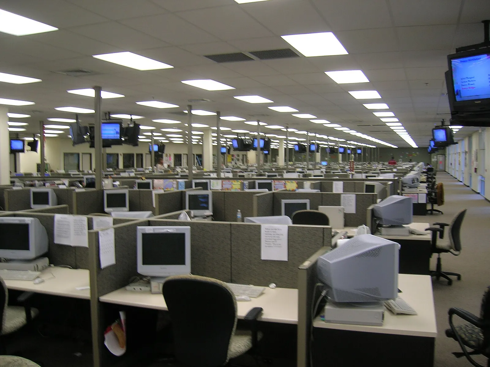 Ett callcenter med kundtjänstmedarbetare