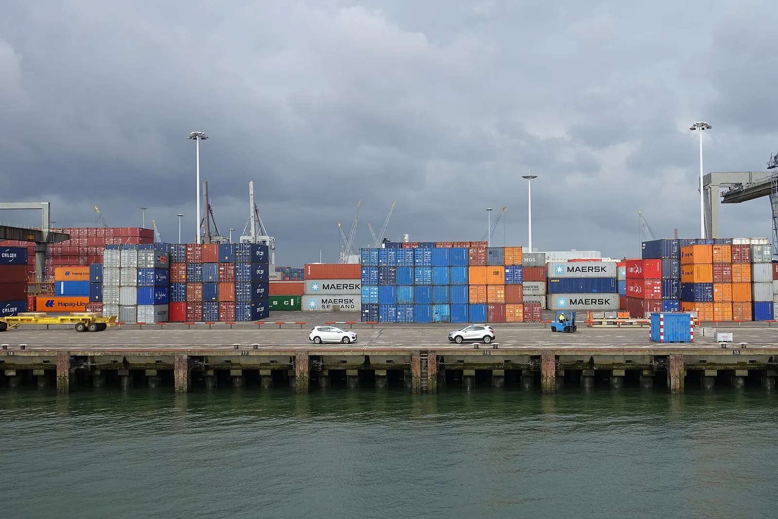 Containrar i en hamn (genrebild)