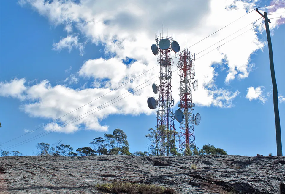 Radiomaster mot himlen (genrebild)