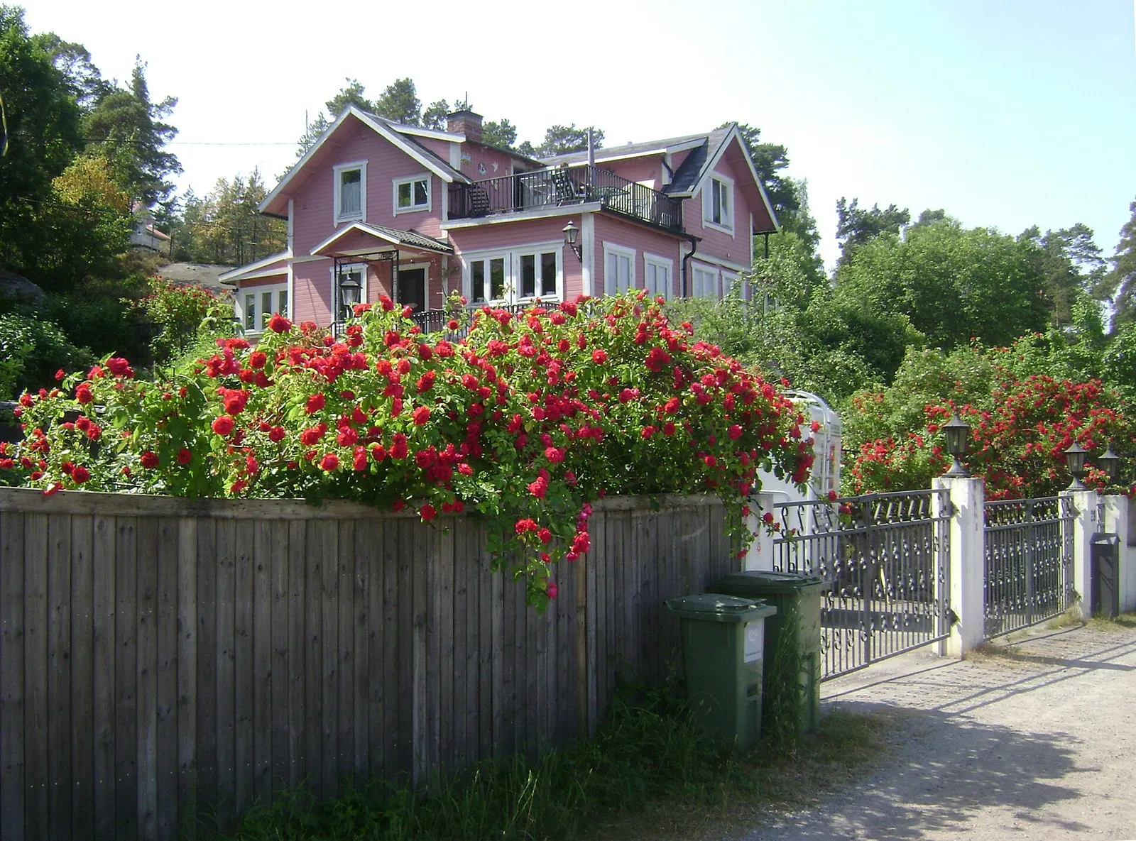 Arkivbild: rött trähus i Dalarö.