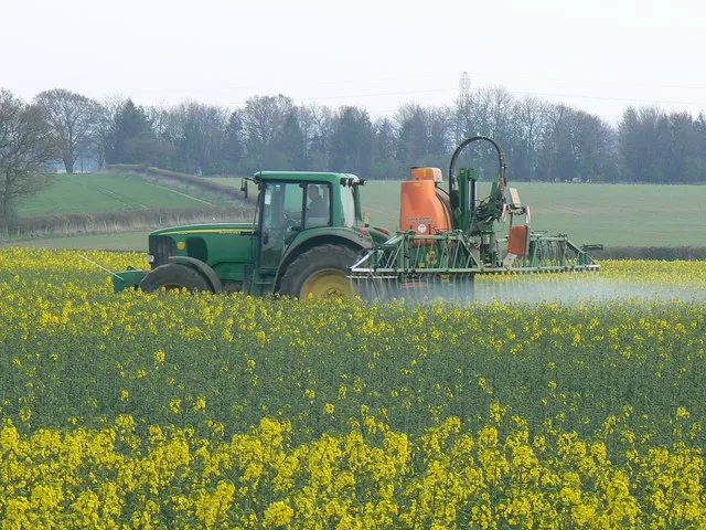 En traktor besprutar ett fält