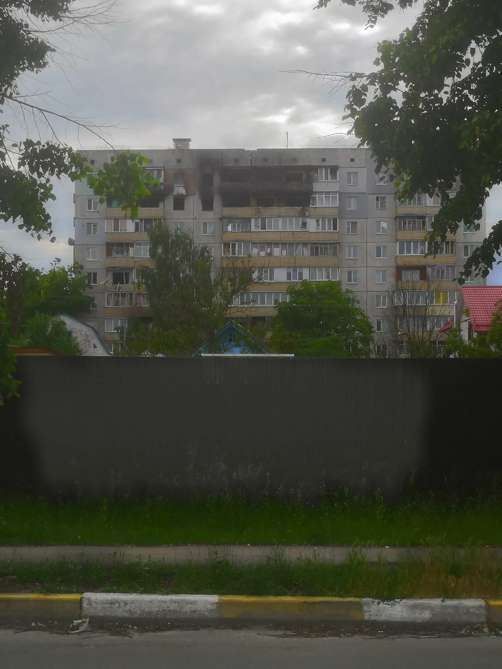 Skadad byggnad i Butja utanför Kiev