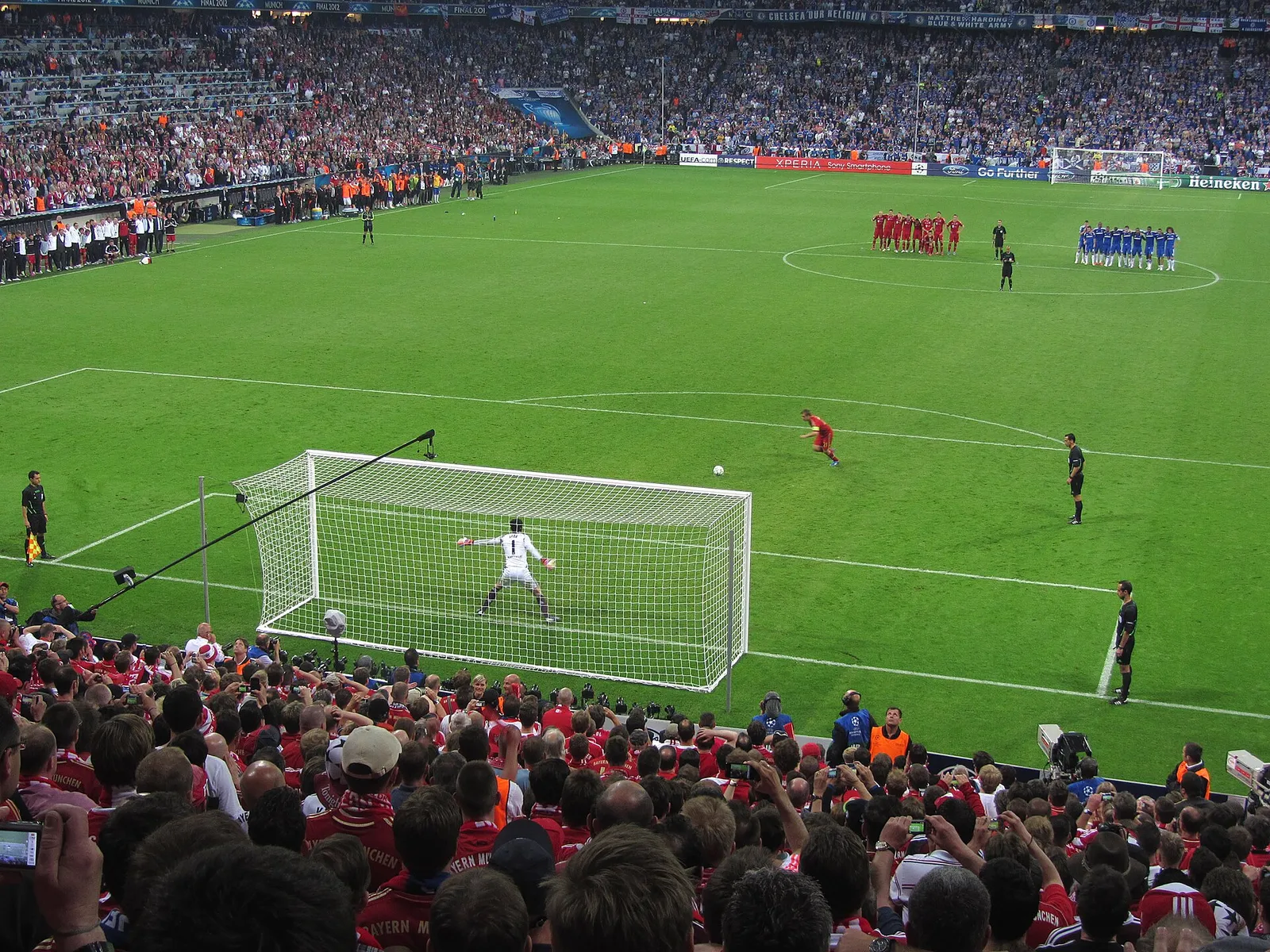 En straffspark i fotboll (genrebild)